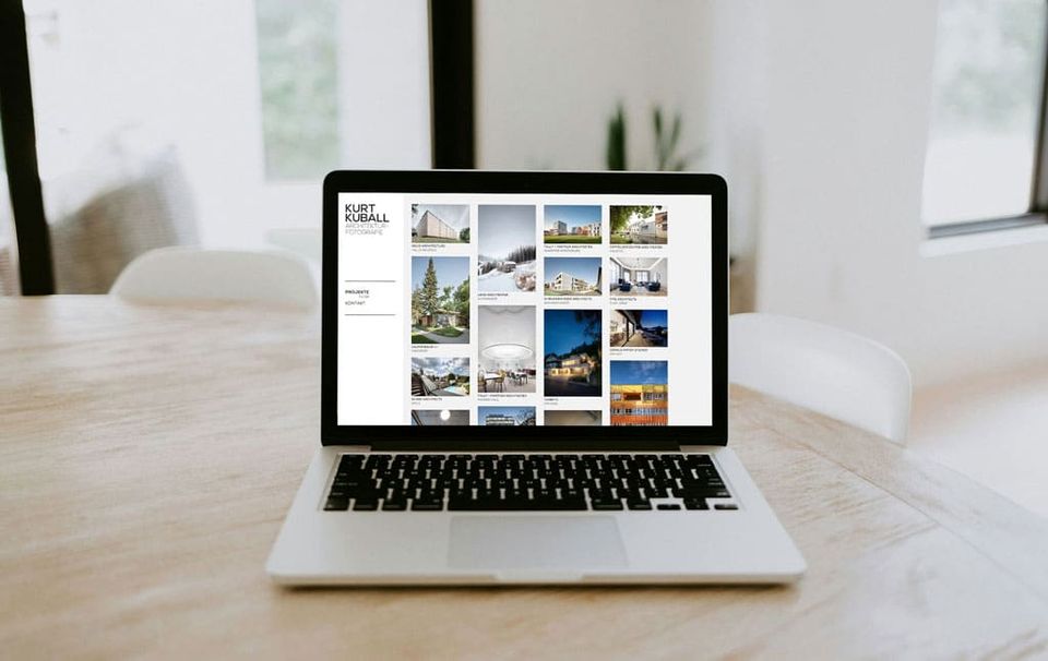 Kurt Kuball’s Webseite auf einem illustrierten Monitor