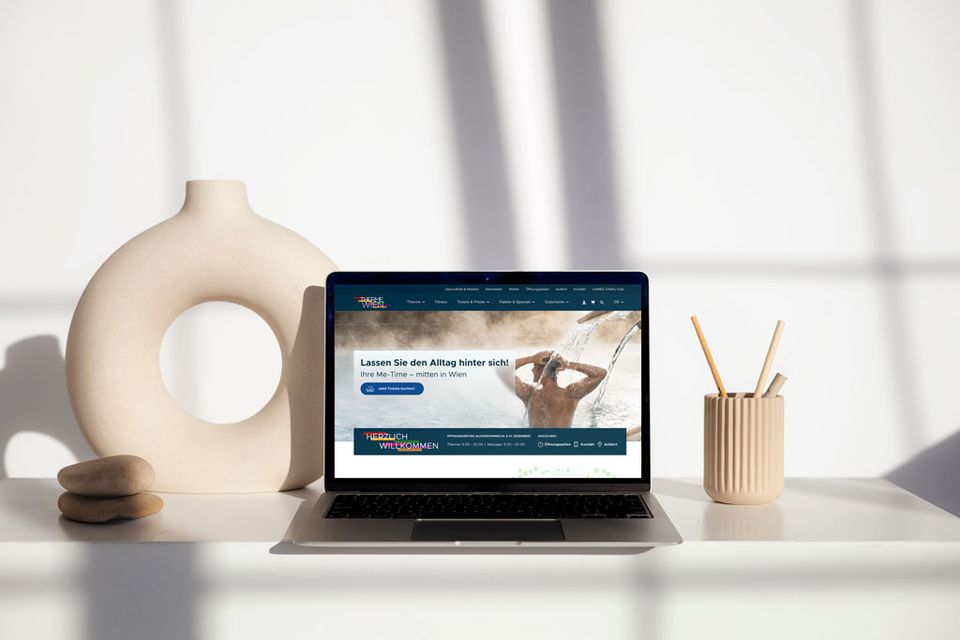 Therme Wien Laptop Mockup mit der Startseite